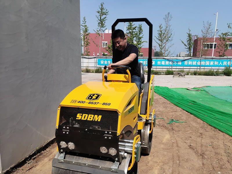 座駕振動壓路機在惡劣環(huán)境下如何工作？