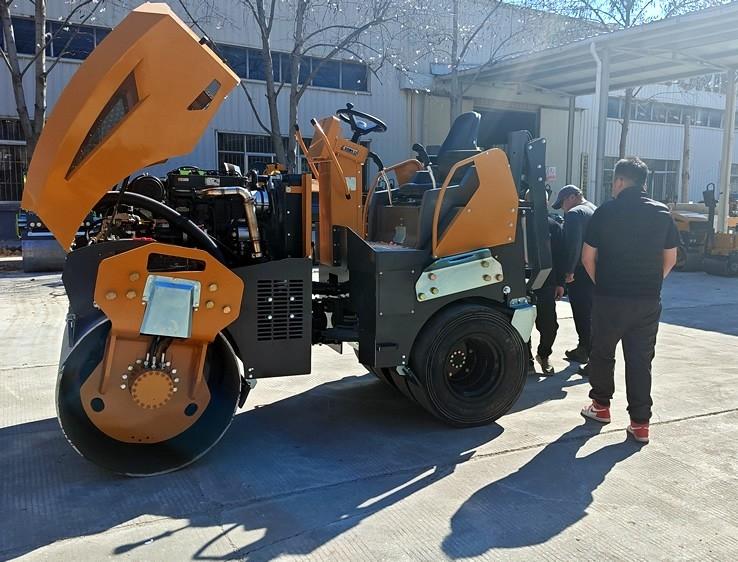 3月18日，哈薩克斯坦客戶來廠體驗(yàn)考察5噸膠輪壓路機(jī)